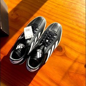 NWT Adidas men’s indoor shoes